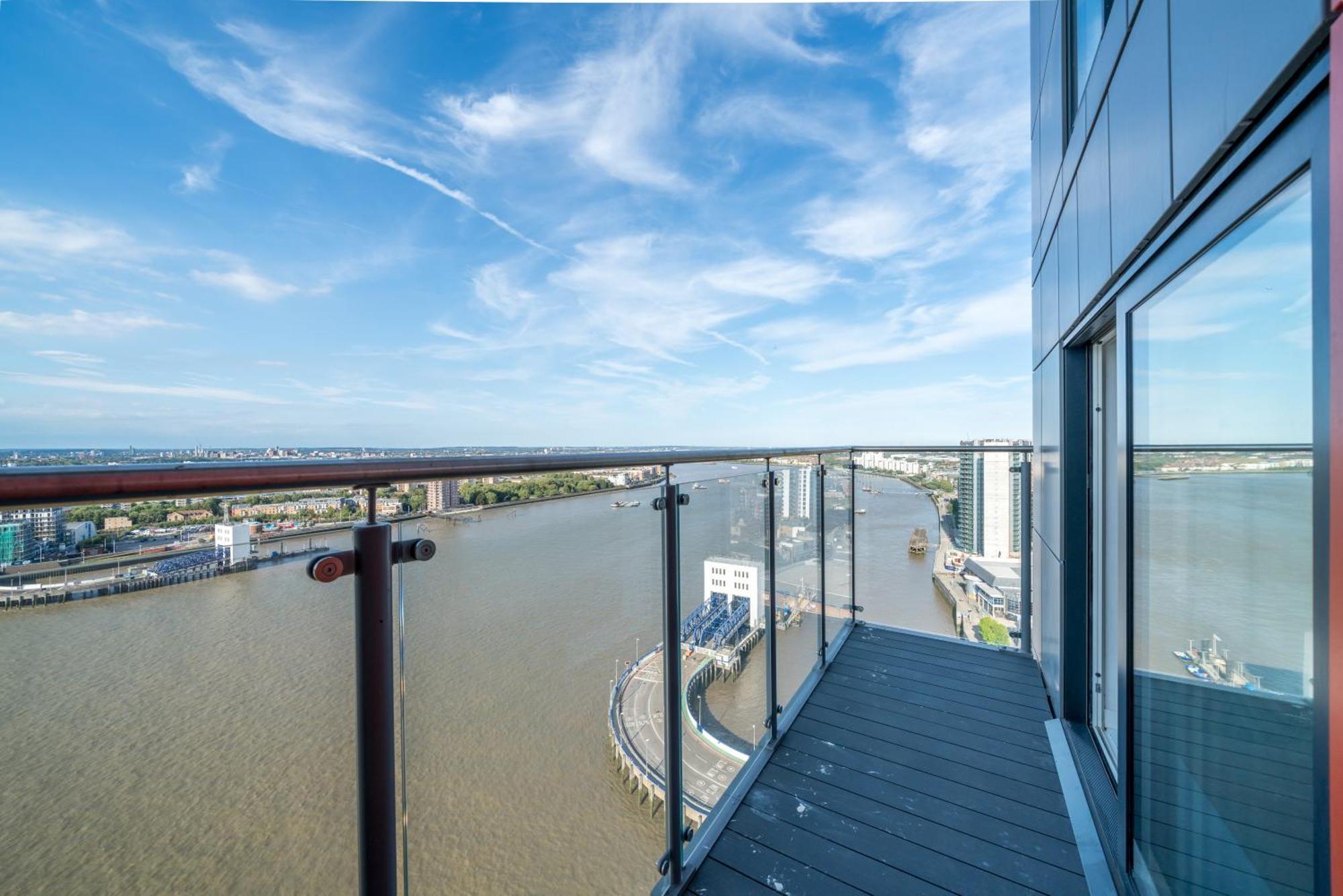 Skyvillion - London River Thames Top Floor Apartments By Woolwich Ferry, Mins To London Excel, O2 Arena , London City Airport With Parking Bagian luar foto