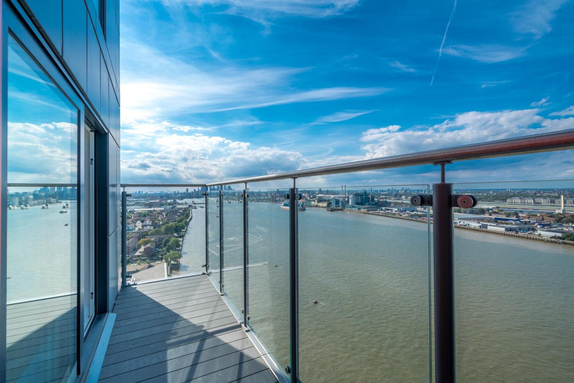 Skyvillion - London River Thames Top Floor Apartments By Woolwich Ferry, Mins To London Excel, O2 Arena , London City Airport With Parking Bagian luar foto