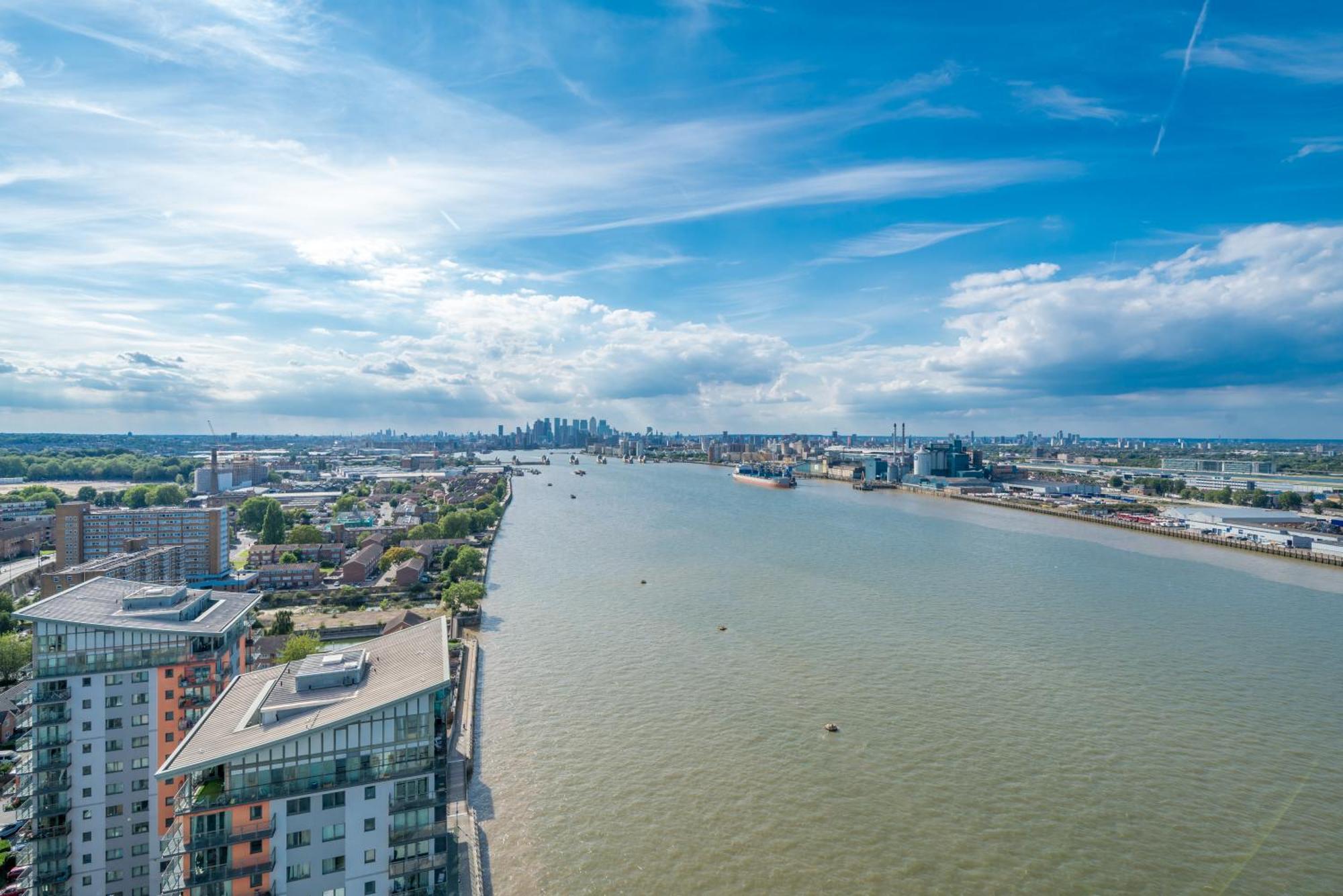 Skyvillion - London River Thames Top Floor Apartments By Woolwich Ferry, Mins To London Excel, O2 Arena , London City Airport With Parking Bagian luar foto